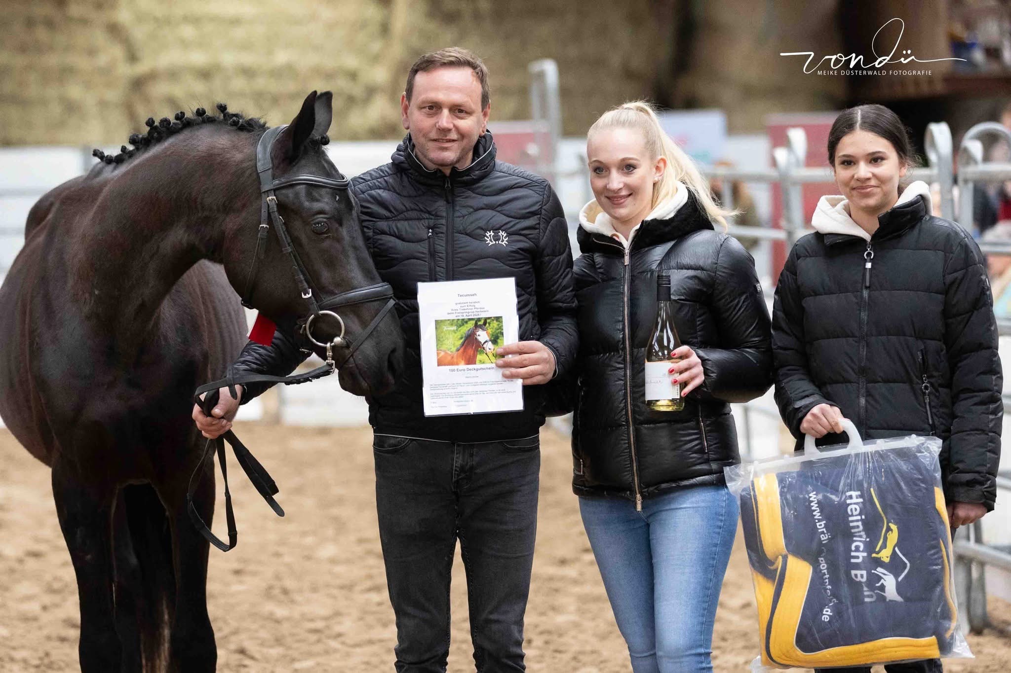 Euros mit Begleitpersonen bei einer Auszeichnung